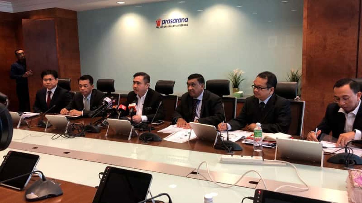 images/newsimages_bus_en/2019/buses-en-20112:minister-of-transport-embrace-positive-monthly-pass-feedback.jpg#joomlaImage://local-images/newsimages_bus_en/2019/buses-en-20112:minister-of-transport-embrace-positive-monthly-pass-feedback.jpg?width=800&height=450